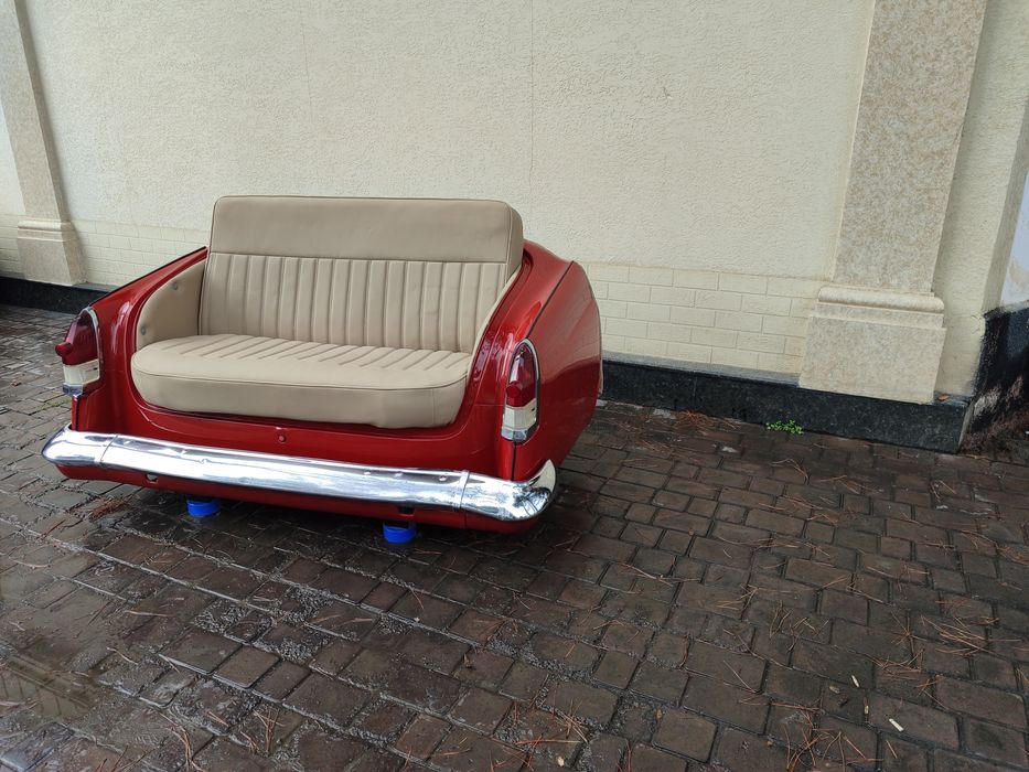 Диван выполнен в стиле Олд таймер