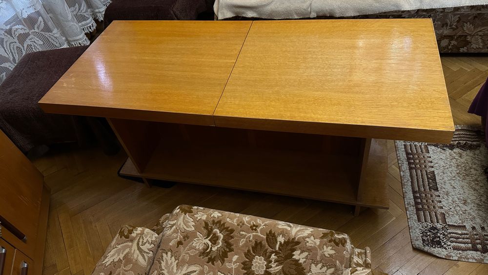ПОДАРЯВАМ холна гарнитура и маса