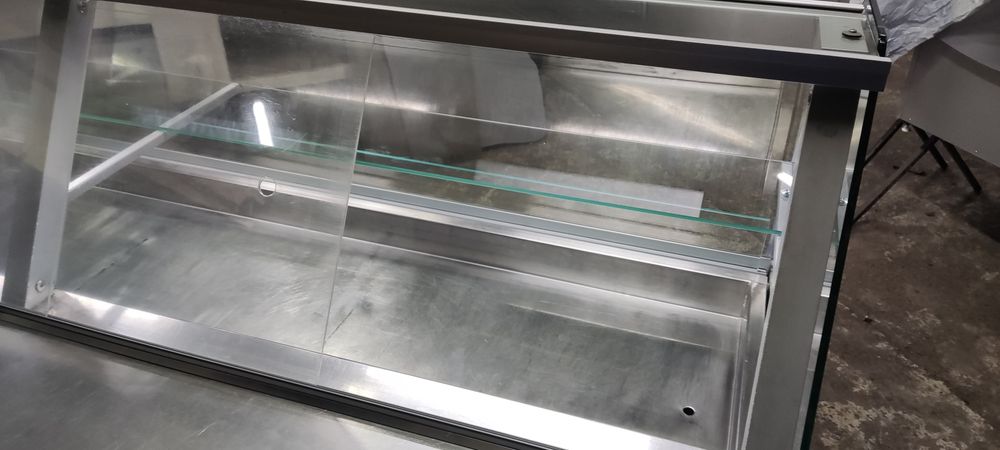 Хладилна щандова витрина
