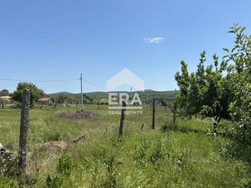 Ексклузивен парцел за продажба, заедно с едноетажна полумасивна вила в