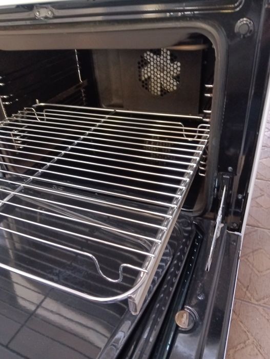 Свободно стояща печка с керамичен плот Voss  2 години Гаранция!