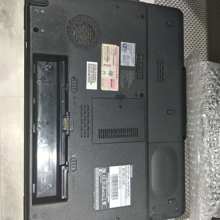 Ноутбук Ташиба, работает только от блока питания, блок питания есть