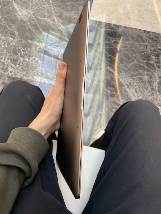 Macbook air m1 8/256 masla holatda 89% 10 soatdan kopga yetadi quvati