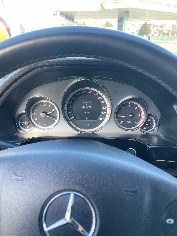 Vans Mercedes E200
