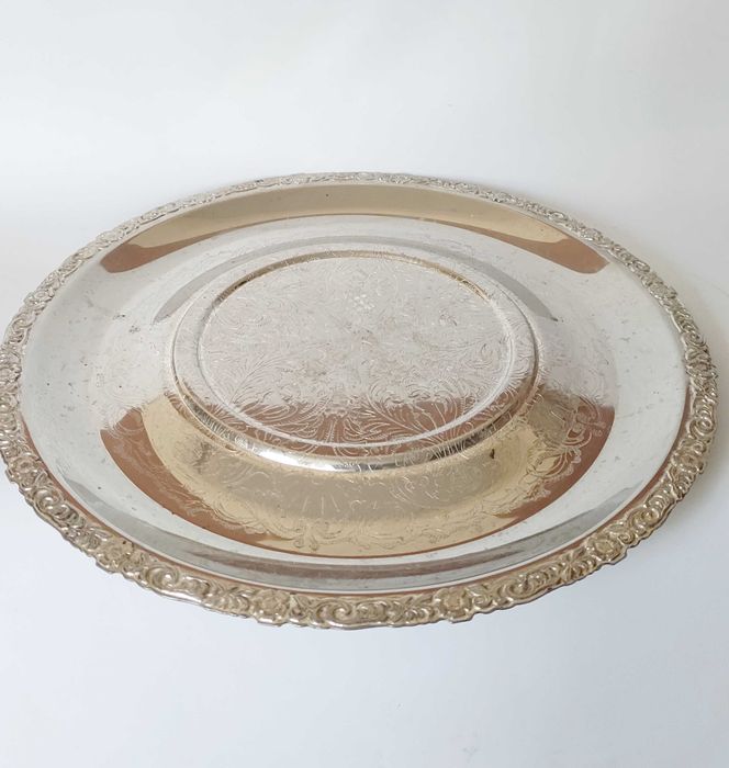 Масивен гравиран метален поднос с изпъкнал център