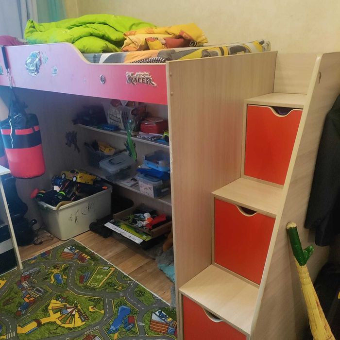 Детская кровать и комод