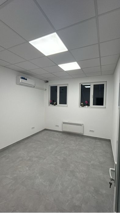 De inchiriat 3 birouri cu grup sanitar , ac .