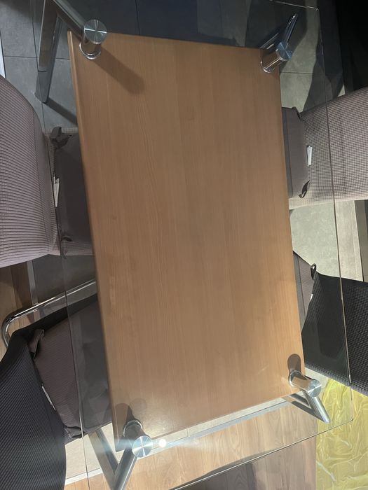 Маса с 4 трапезни стола с възглавнички и холна масичка