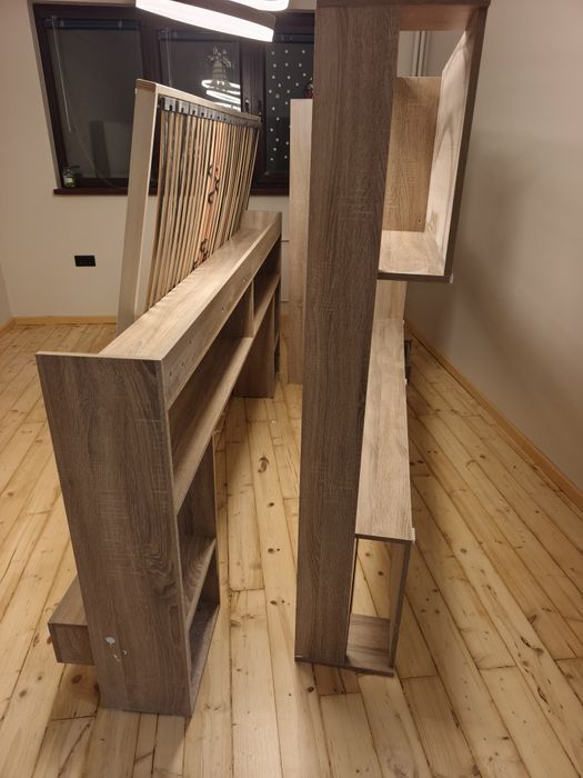 Спалня с рамка и нощни шкафчета