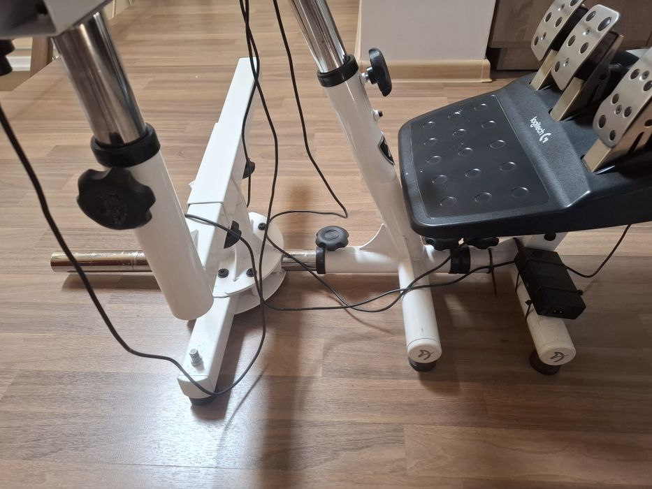Volan Logitech si playseat Arozzi