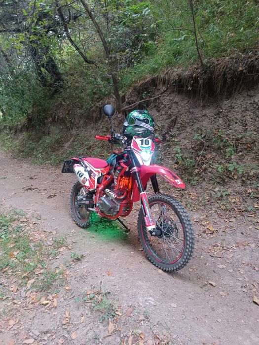 Эндуро мотоцикл 300- кубов