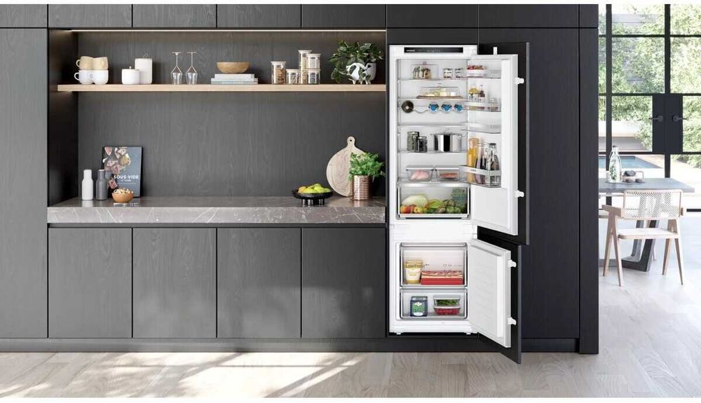 Хладилник с фризер за вграждане SIEMENS KI87VVSE0