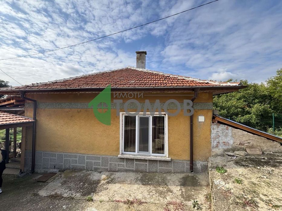Двуетажна масивна къща в село Змейово
