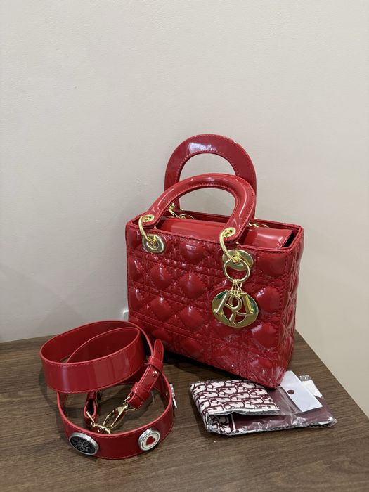 Сумка Dior, лакированная, с ремешком. Хорошего качества.