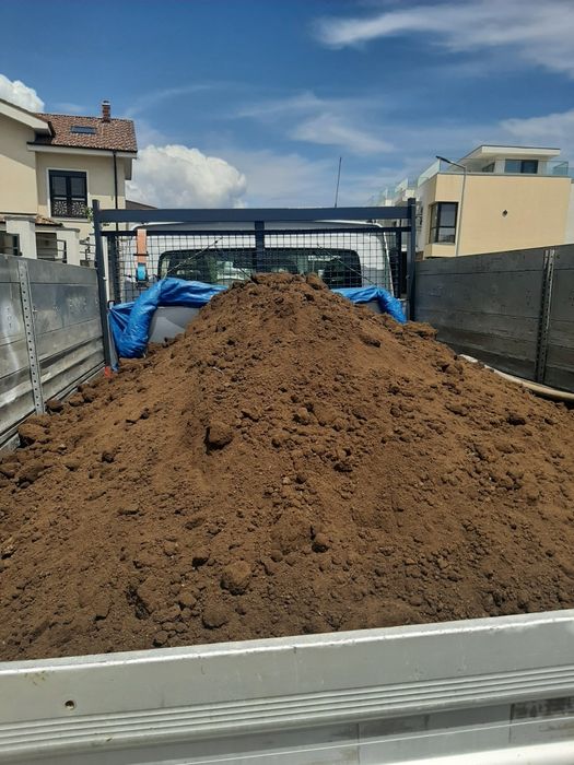 Pământ Vegetal si de umplutură.