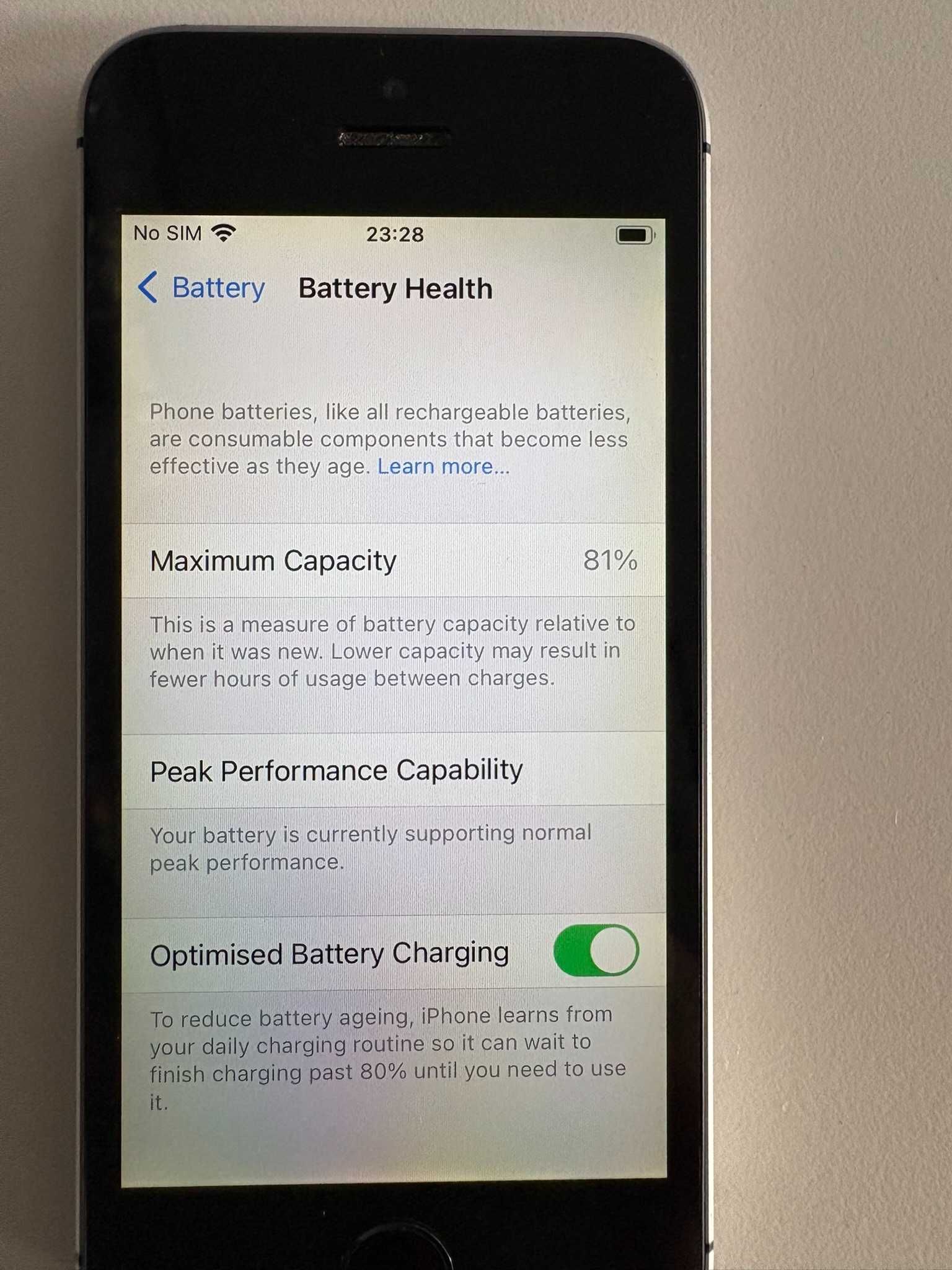 iPhone SE 64 GB - перфектен (батерия 81 %)