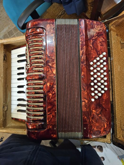 Продавам акордеон Велтмайстер