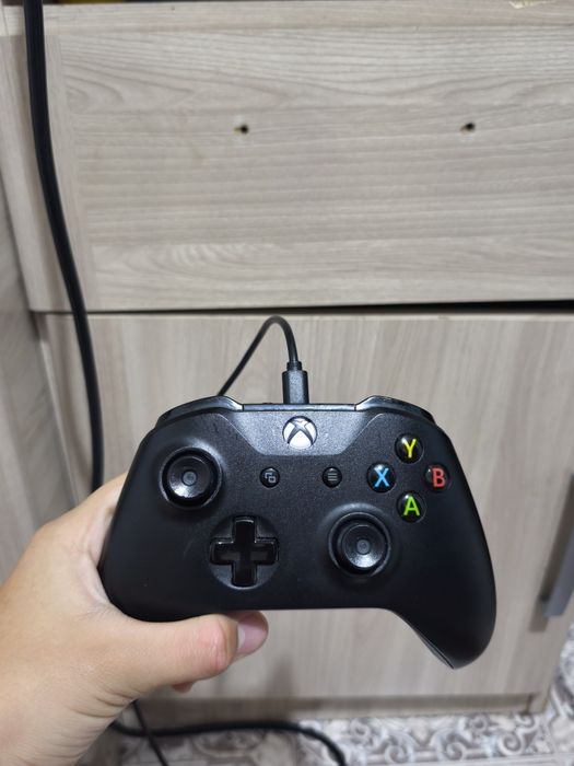 Xbox one X 1Тб много игр и геймпад также в подарок 3 диска