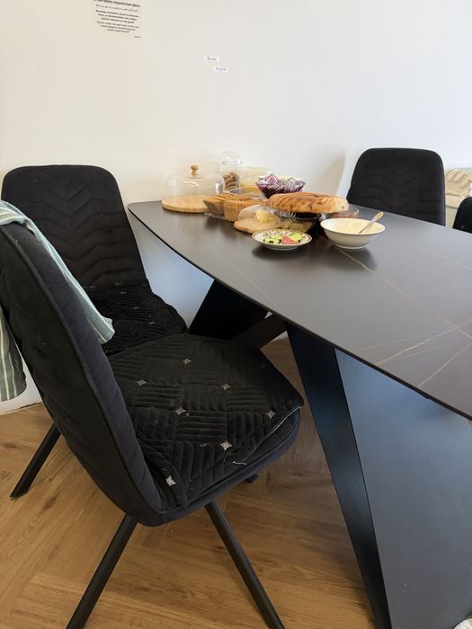 Каменный черный стол и стулья (велюр)