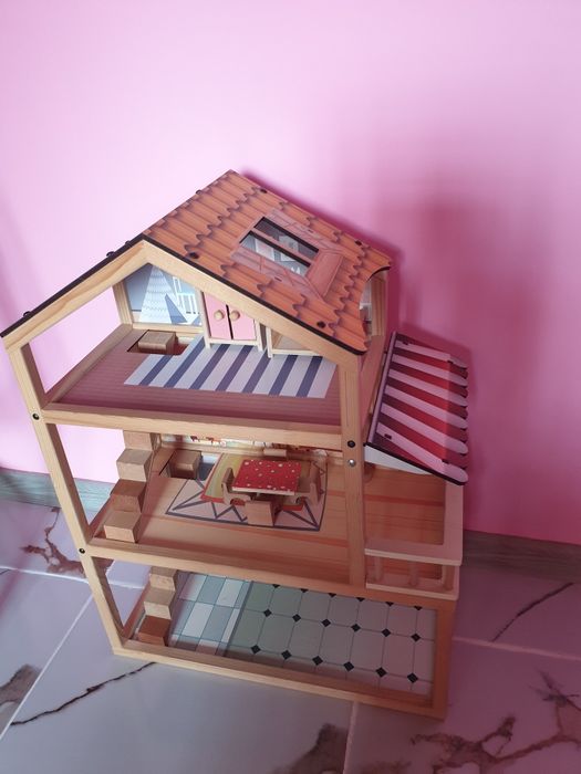дървена къща за кукли