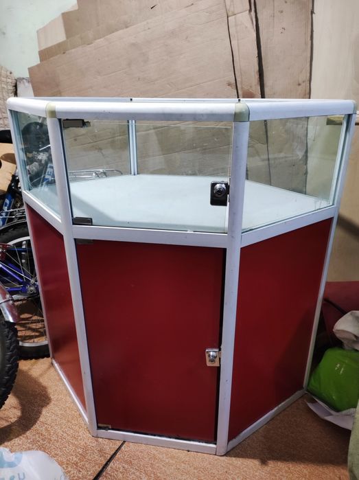 Витрина стеклянная