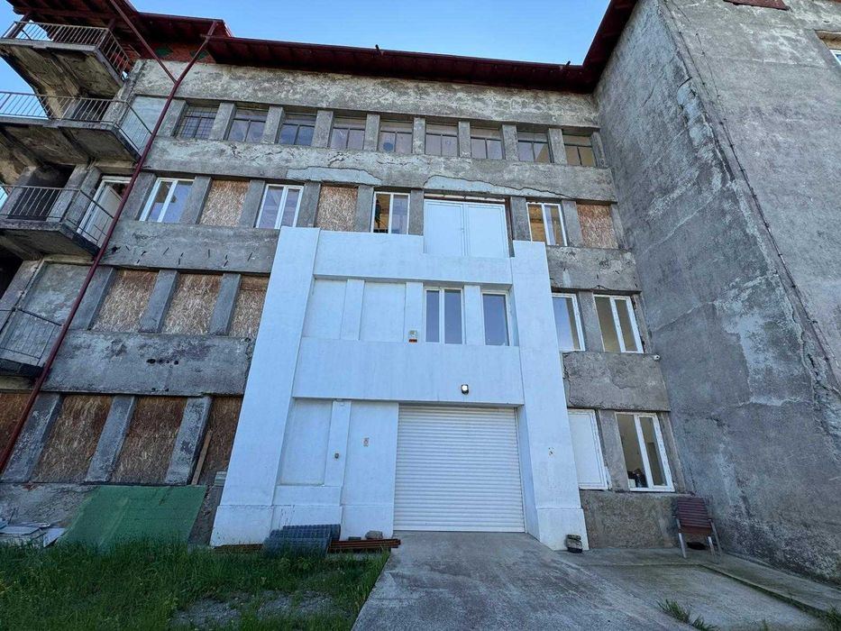 Vând spații birouri/producție/depozit frig (hală+spații cazare+casă)