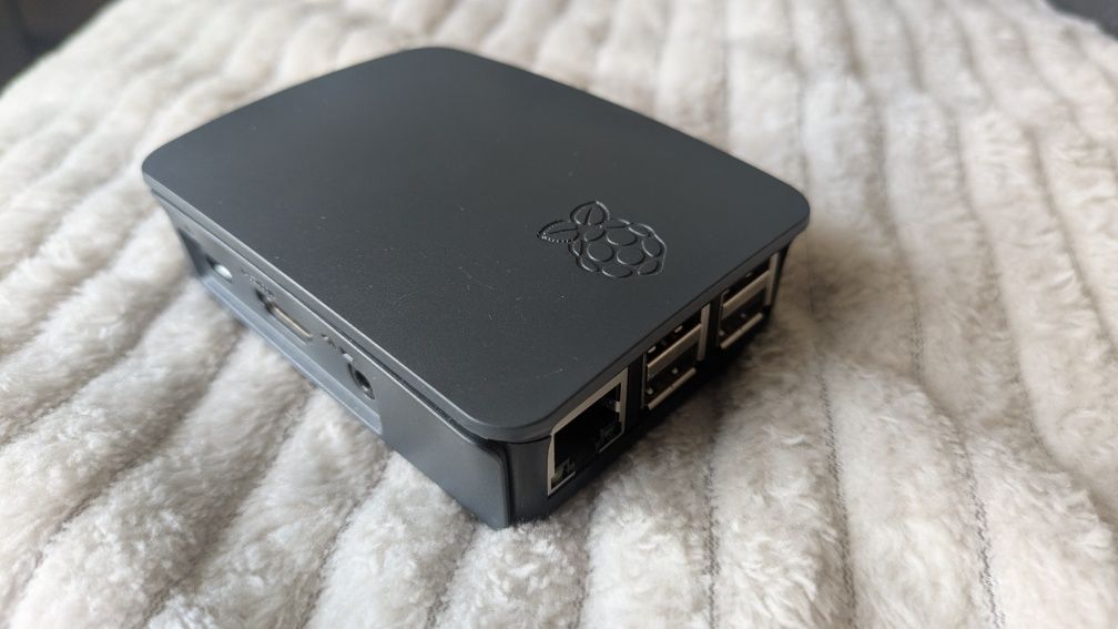 Raspberry PI 3 (платка + кутийка + адаптер)