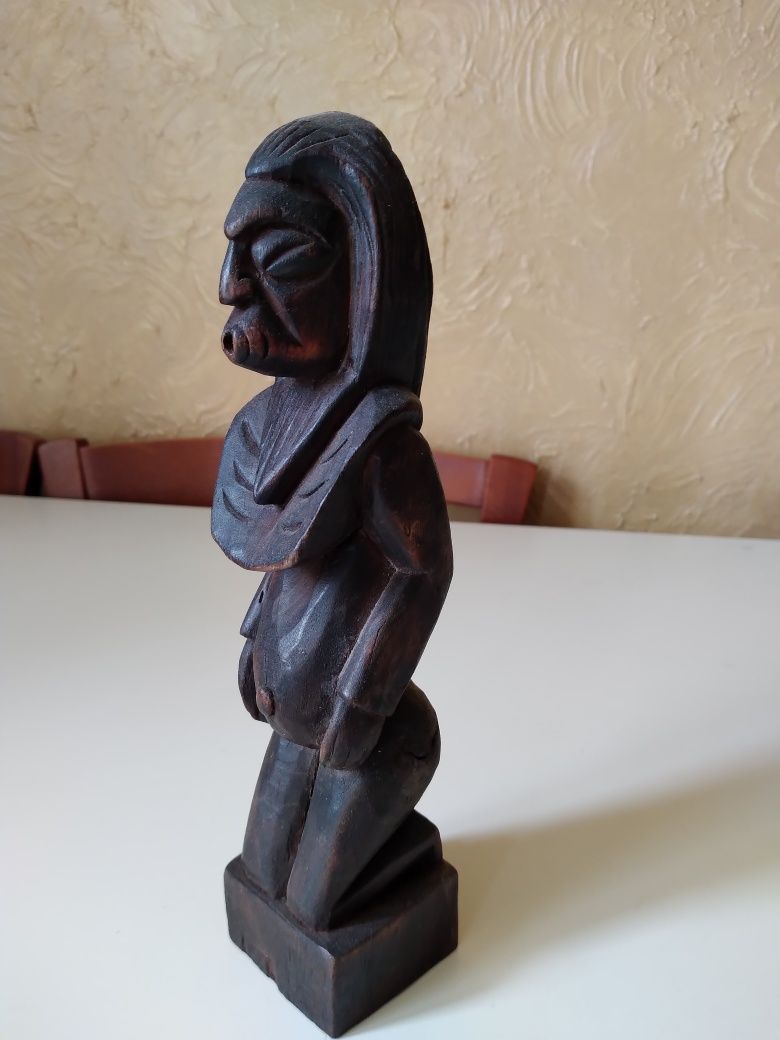 Купа, чиния, декоративна бутилка, дървена фигура, свещник, стрели