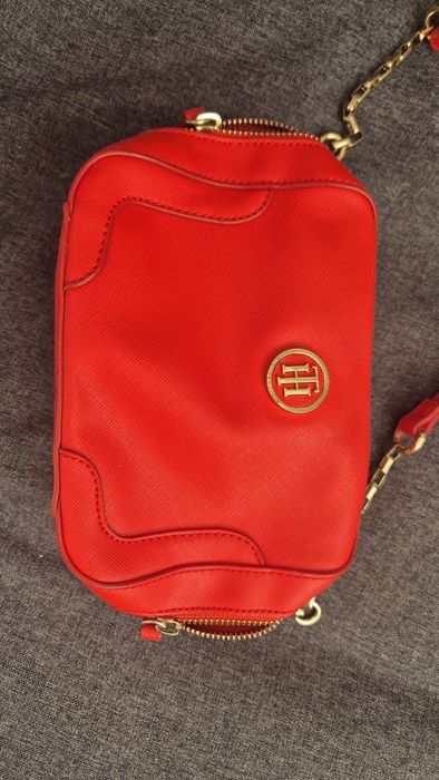 Оригинална чанта Tommy hilfiger в червено