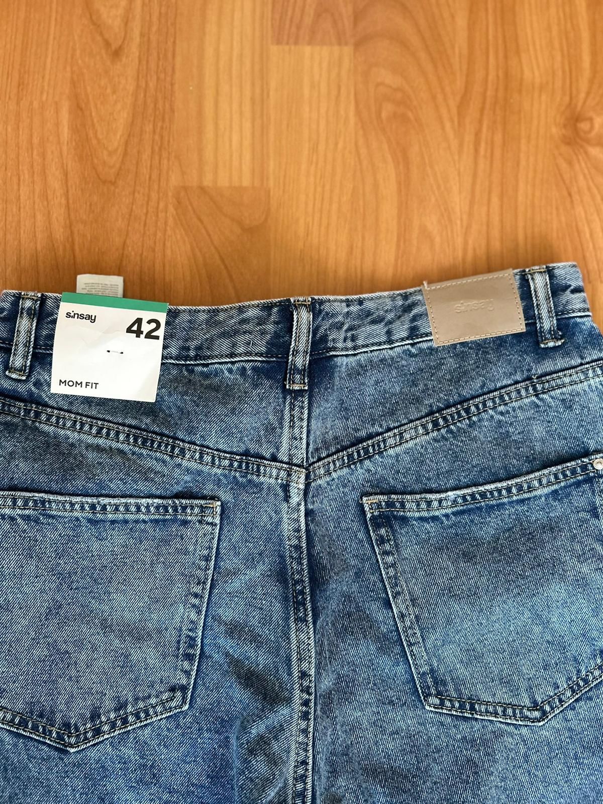 Titlu blugi mom fit sinsay cu eticheta