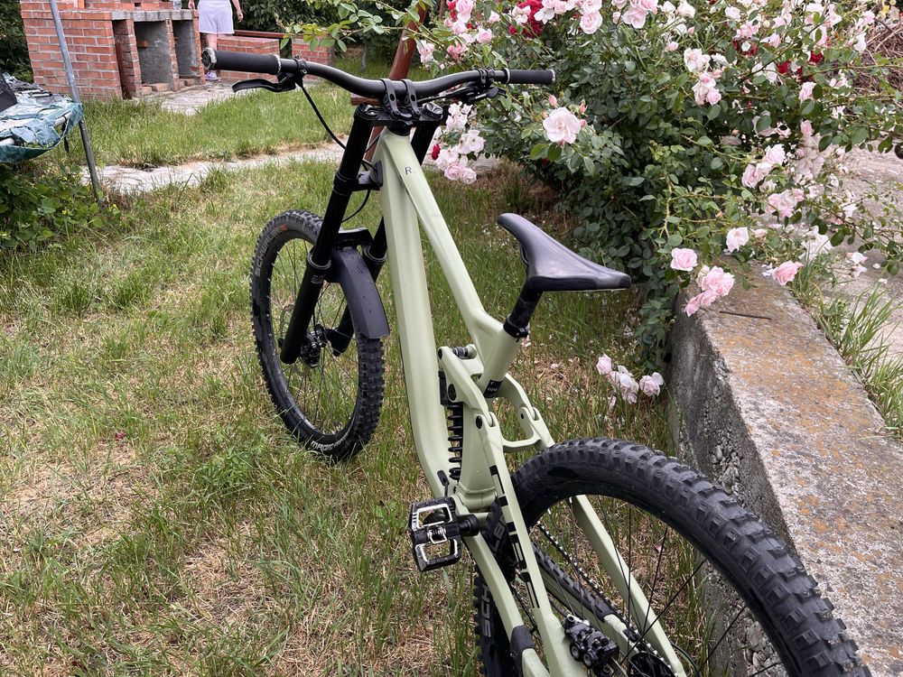 Bicicleta Downhill Cube Two15 Race 27.5 (2024)