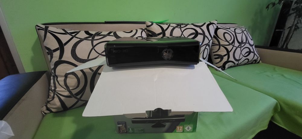 XBOX 360 Чисто нов с два джойстика