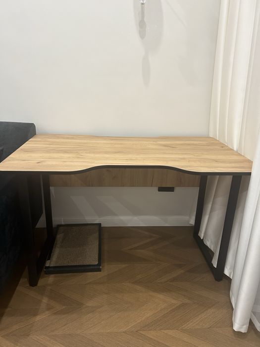 Рабочий компьютерный стол