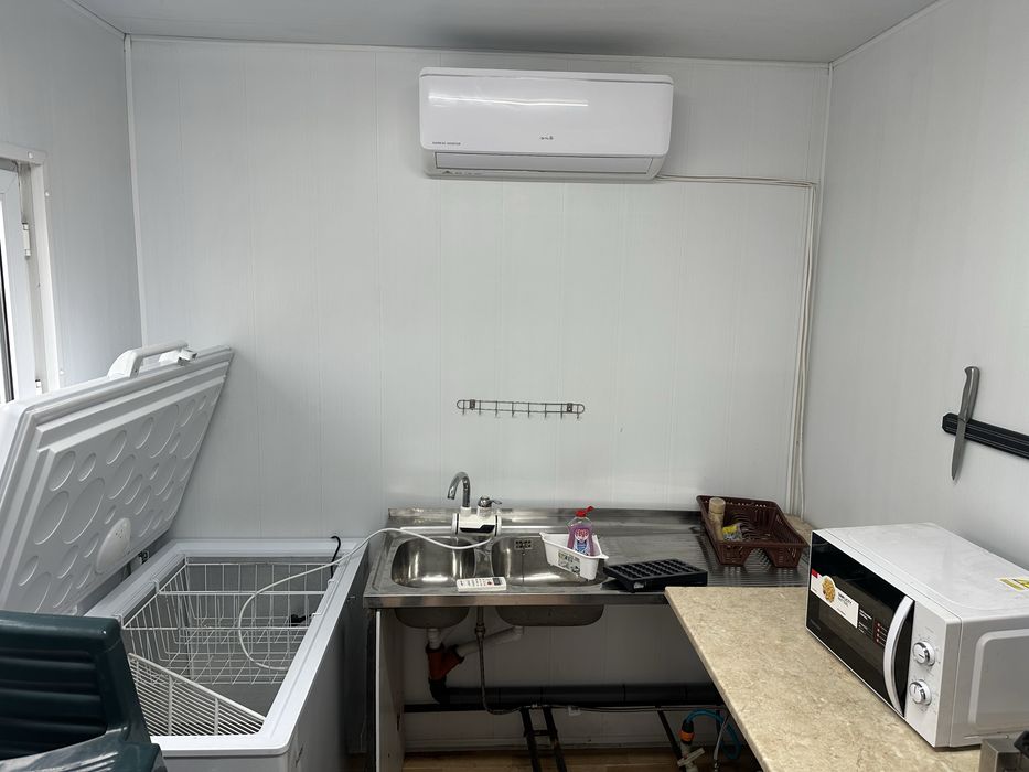 Продавам  контейнер за храна и други дейности