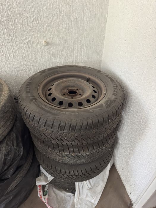 Зимни гуми с джани 215/70/16 Goodyear UG PERF SUV