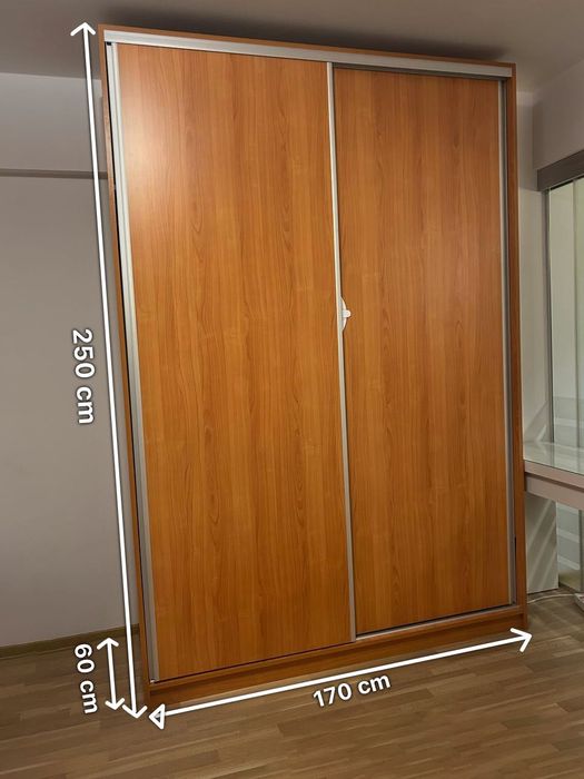 Dulap cu uși glisante din lemn 170x250x60 cm spațios, stare excelentă