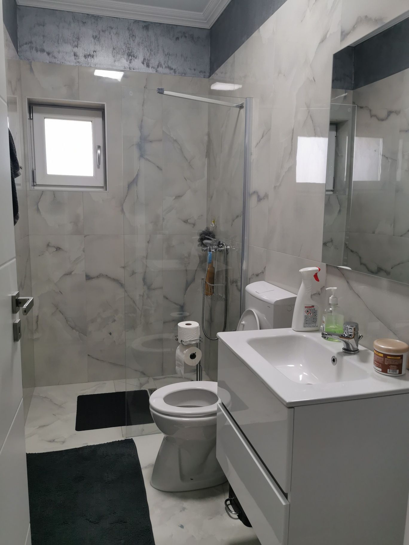Persoana fizica vând jumătate de duplex