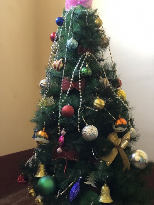 Продаётся ёлка с игрушками.