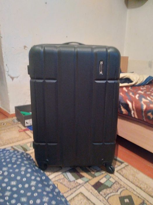 Новый большой чемодан 13000 тысяч.