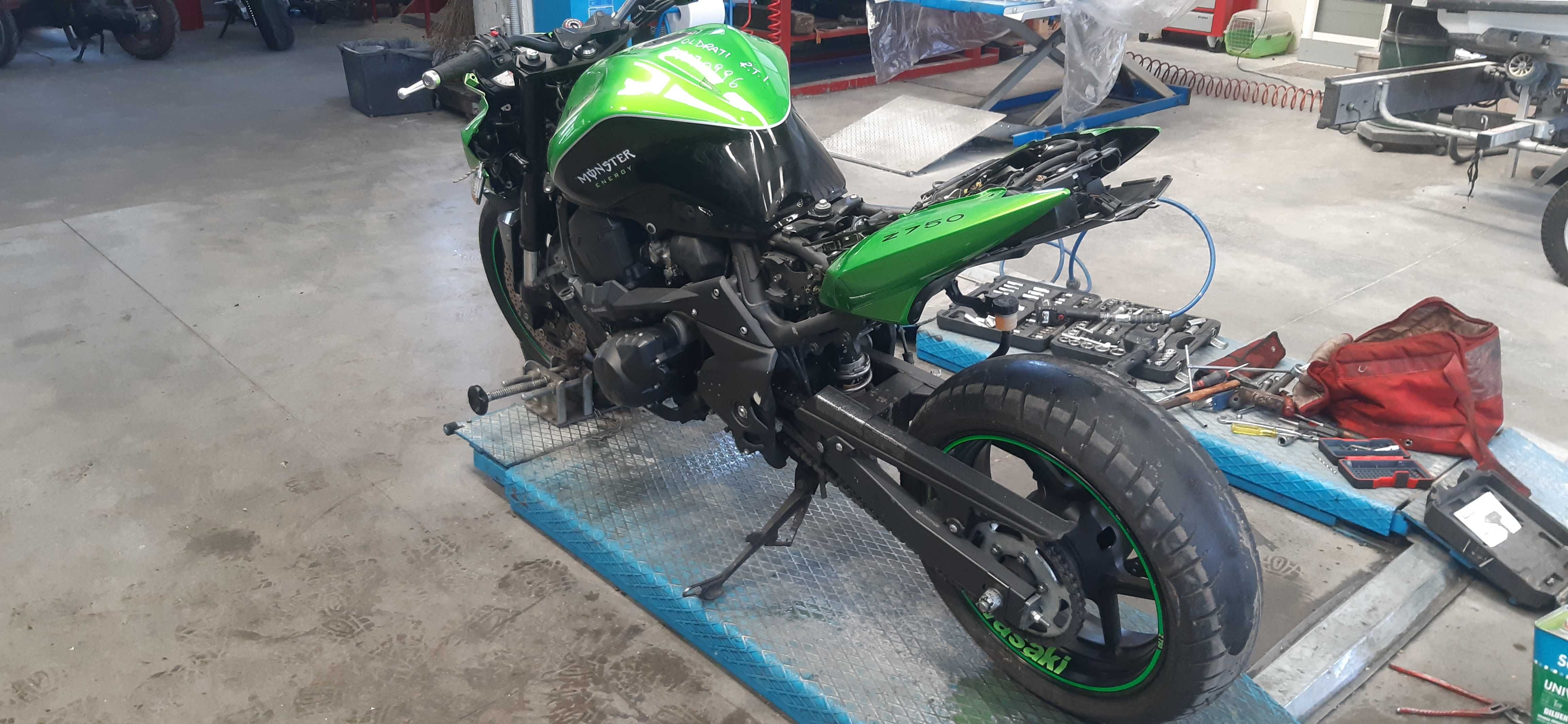 Мотоциклет кавазаки Z 750(Kawasaki Z 750)-на Части