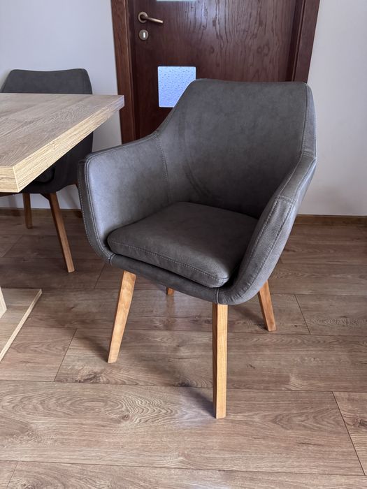 Два броя трапезни столове