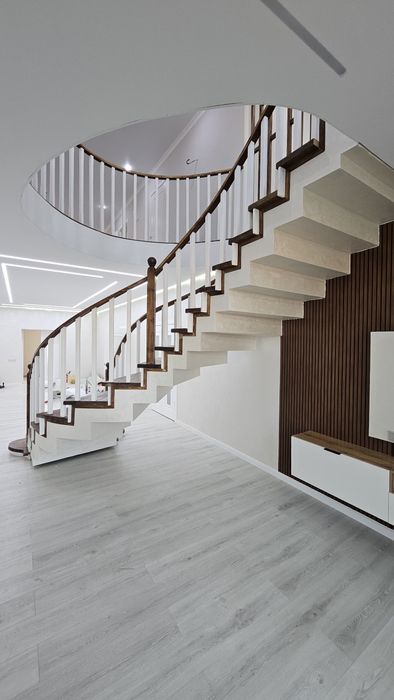 Изготовление и установка лестниц из дерева.