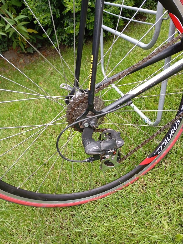 Bicicleta cursiera făcută din bucăți .Piesele au fost montate de mine.