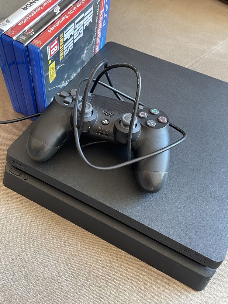 PlayStation 4 Slim / PS4 Slim 1TB с джойстик и четири игри