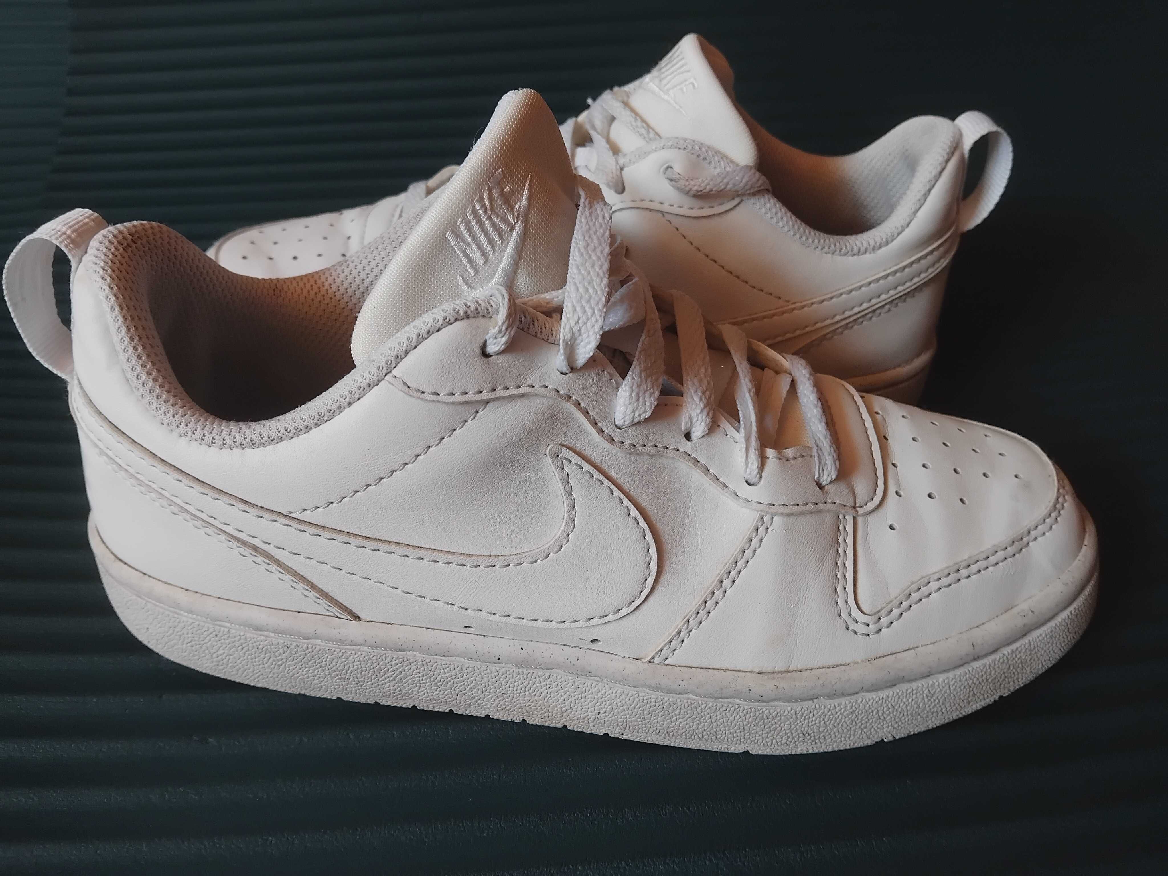 NIKE 100% оригинални бели маратонки