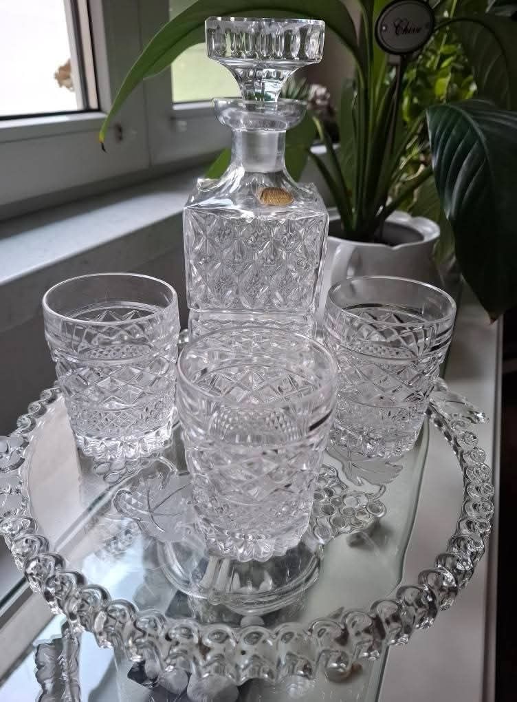 Гарафа с три чаши