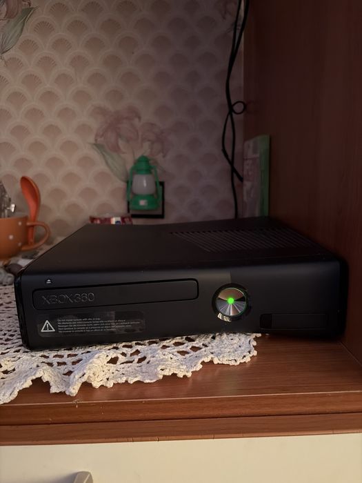 Продавам Xbox 360 с 2 джостика и 25 игри !