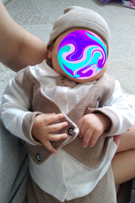 Продам костюмчик на выписку