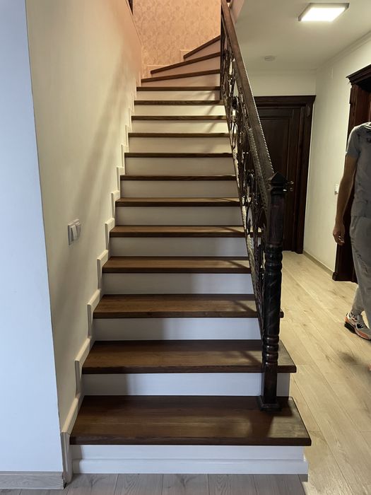 Scari de interior din lemn masiv ( stejar ) si usi interior la comanda