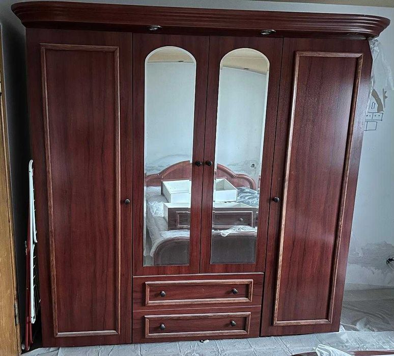 Vand mobila dormitor compusa din dulap,pat de centru.comoda si oglinda